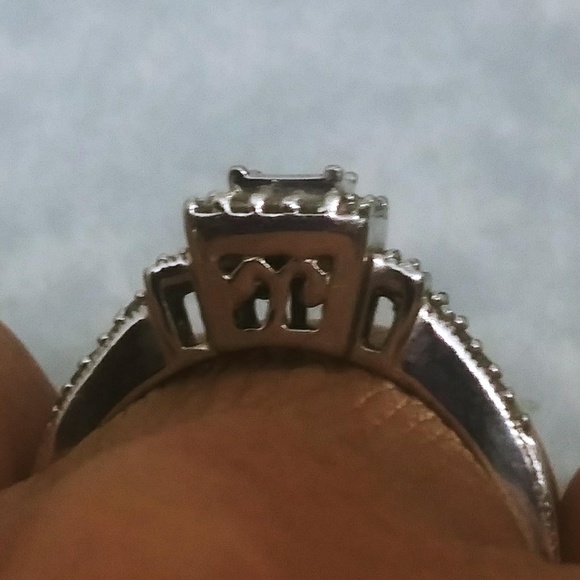 10k white gold and diamond ring - Picture 3 of 5